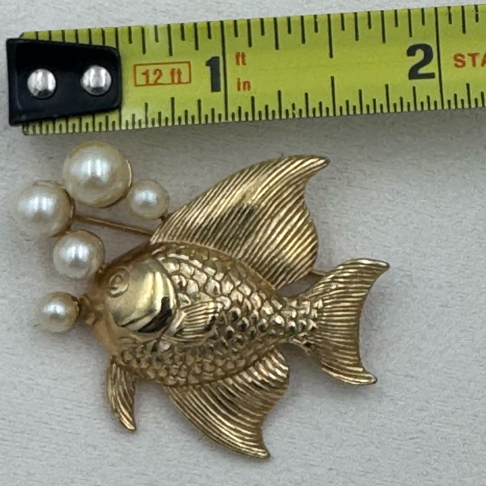 Vintage Gold Tone Angel Fish Brooch‎ Pin w Faux Pearls Nautical Figural - Picture 8 of 9